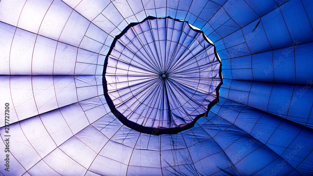 Naklejka premium Close-up of the inside of a blue hot air balloon