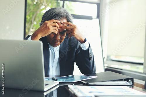 Tableau sur toile Senior businessmen are worried about the work and the economic downturn