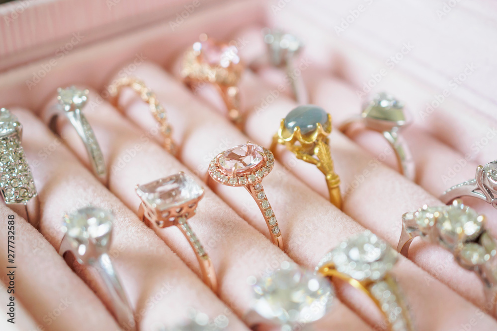 Gold jewelry diamond rings in box - obrazy, fototapety, plakaty 