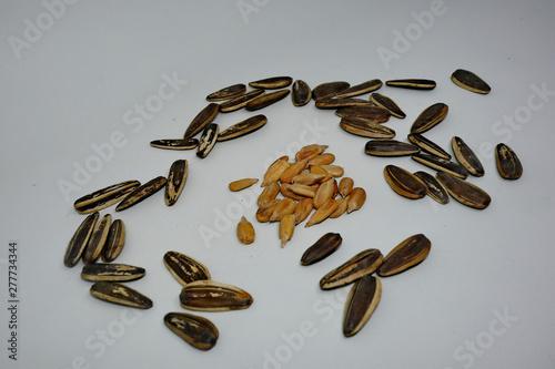 snacks from sunflower seeds that are ready to be eaten because they have been peeled, but some are still intact to be opened