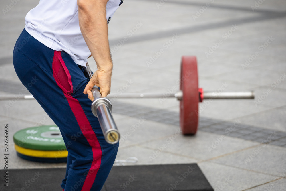 Obraz premium athlete warming up lifting the neck from the bar