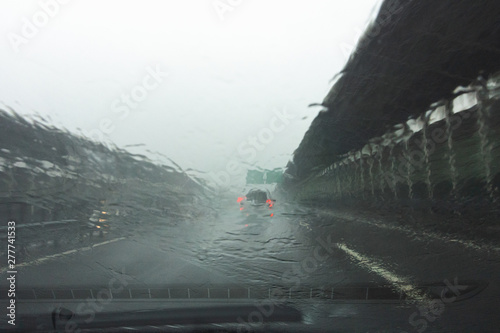 autostrada italia auto pioggia