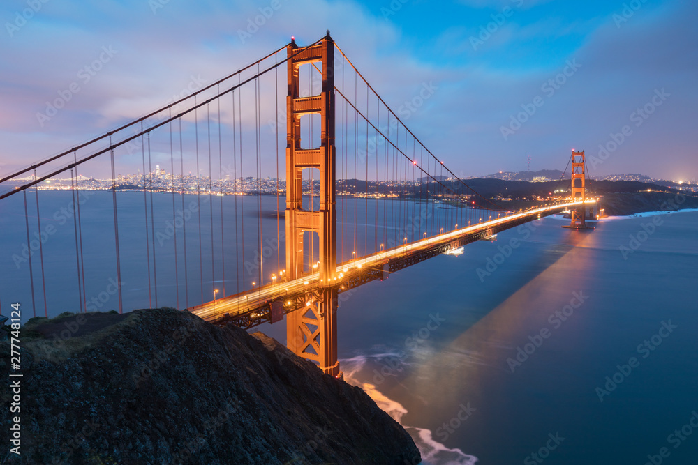 Obraz premium Classic panoramic view of famous Golden Gate Bridge in beautiful evening light on a dusk with blue sky and clouds in summer or autumn, San Francisco, California, USA