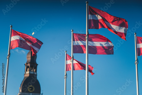 Konstfotografi Latvian flags against the background of the Dome Cathedral in the center of the