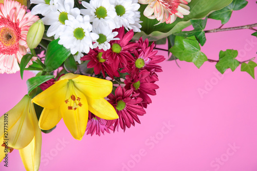 Ramo de flores sobre fondo rosa. Margaritas  lirios y gerberas.