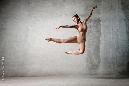 Fototapeta Naklejka Na Ścianę i Meble -  ballet dancer in the work, the dancer with a cloth, a girl with a beautiful body, elegantly girl, graceful woman, lady in dance, athletic body, time show, the girl in flight, wite silk in air, girl,