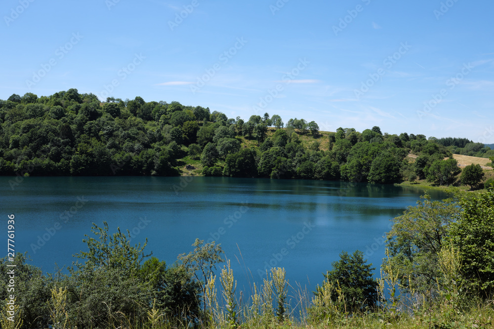 Das Weinfelder Maar genannt Totenmaar bei Daun in der Eifel - Stockfoto Das Weinfelder Maar genannt Totenmaar bei Daun in der Eifel - Stockfoto