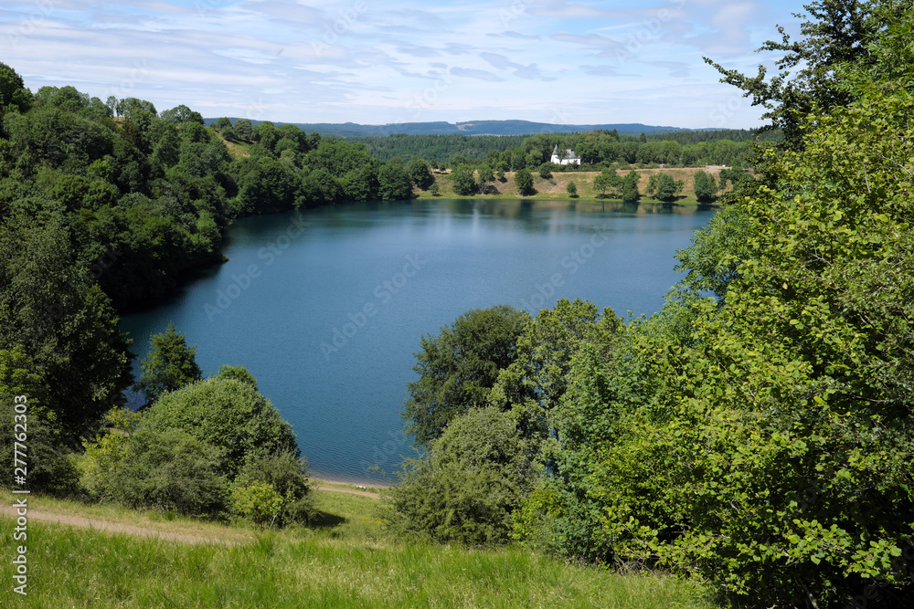 Fototapeta premium Das Weinfelder Maar genannt Totenmaar bei Daun in der Eifel - Stockfoto