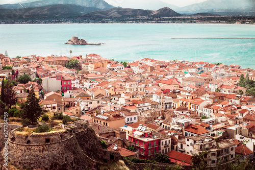 Vistas de nauplia y del castillo de bourtzi en grecia photo