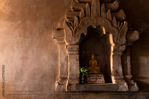 Detalle del interior de un templo en bagan, con figura de buda