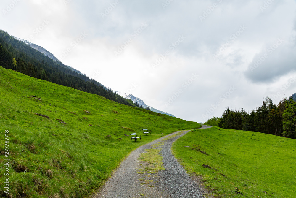 ein kleiner Wanderweg in den Bergen in Österreich, im Hintergrund die Berge ein kleiner Wanderweg in den Bergen in Österreich, im Hintergrund die Berge