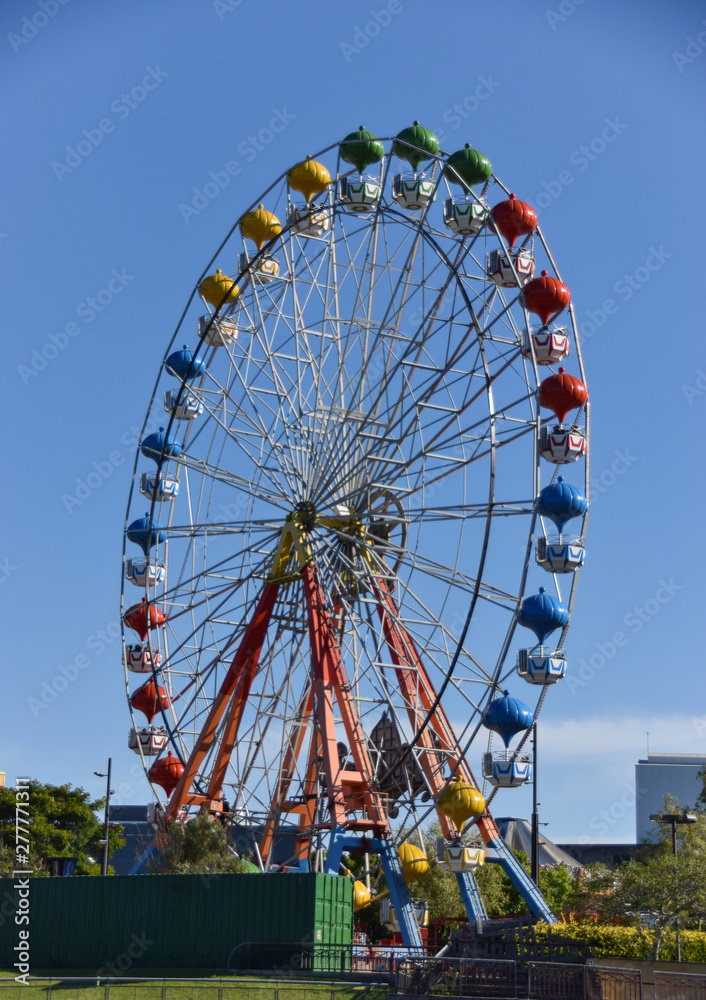 Noria de colores en parque de atracciones 