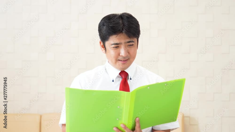 書類を確認するビジネスマン 書類を確認するビジネスマン