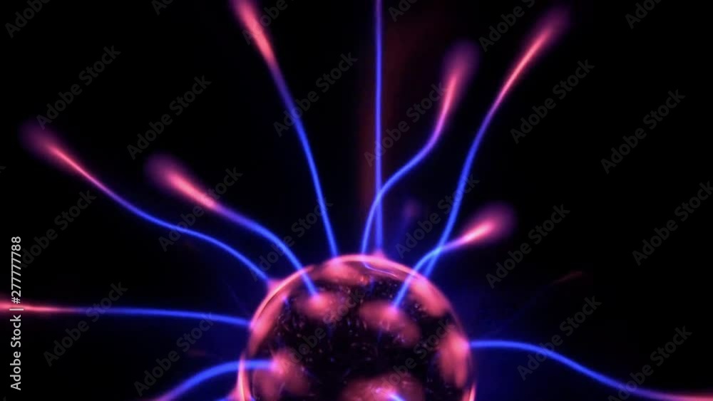 elektrisches Plasma in einer Glaskugel, mit Blitzen