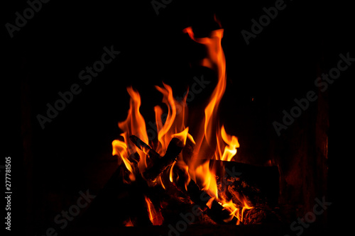 Fundo escuro com chamas de fogo de lareira formando figuras abastratas. © Jorge F. Filho