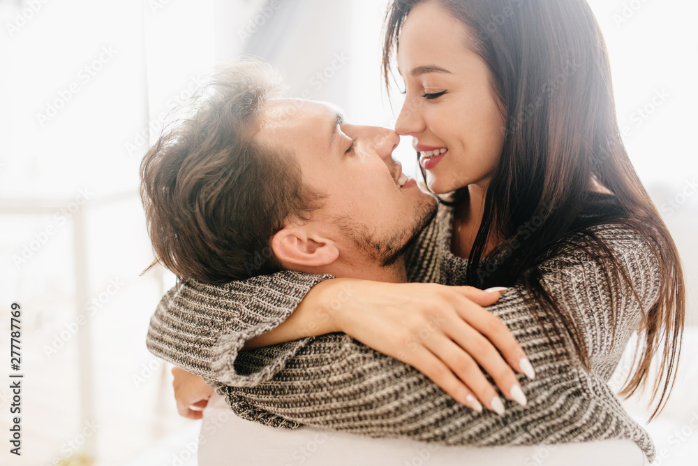 Φωτογραφία Close-up portrait of kissing couple spending morning together