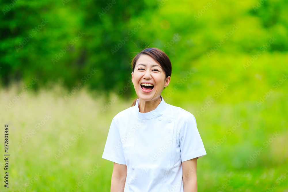 医療・女性・緑背景 医療・女性・緑背景