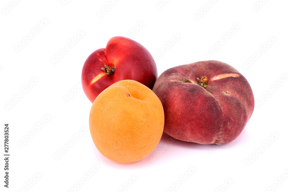 Nahaufnahme einer Aprikose, einer Nektarine und von einem Plattpfirsich (Bergpfirsich). Freigestellt vor weißem Hintergrund Nahaufnahme einer Aprikose, einer Nektarine und von einem Plattpfirsich (Bergpfirsich). Freigestellt vor weißem Hintergrund