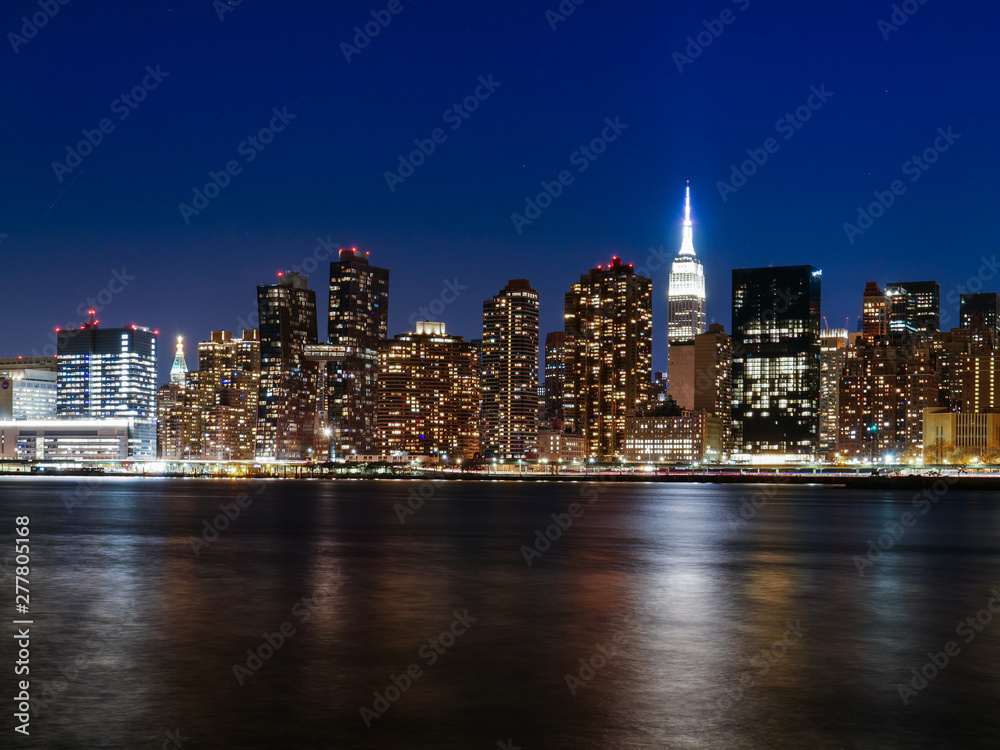 ニューヨーク イーストリバーとマンハッタンの超高層ビル 夜景 Stock 写真 Adobe Stock