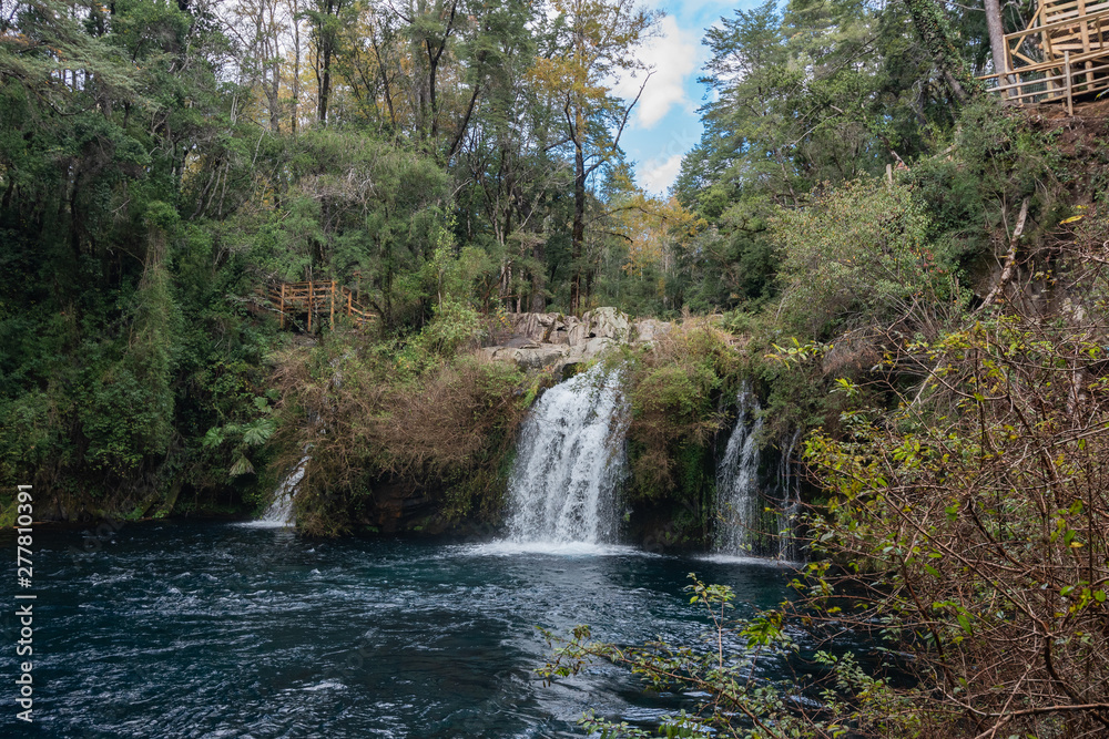 Fototapeta premium Ojos del Caburgua w regionie La Araucania w Pucón Chile