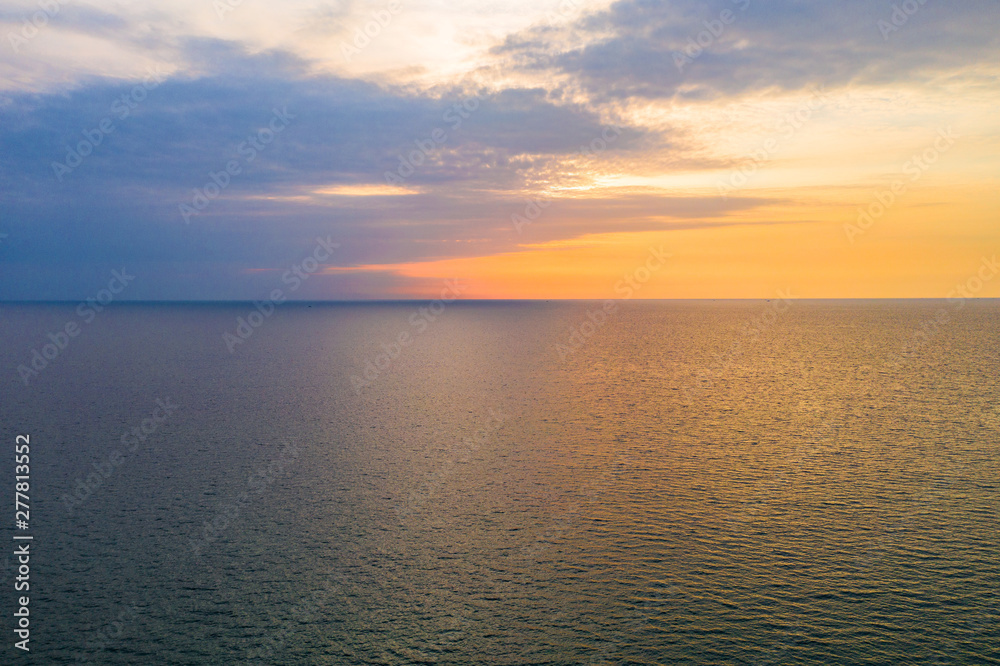Obraz premium Simply pastel minimal and relax horizontal line between peaceful sea and sky.
