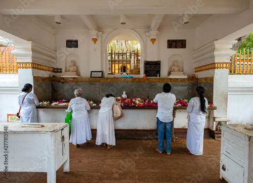 Foto Worshipers at a Buddhist Temple, Anuradhapura, Sri Lanka
