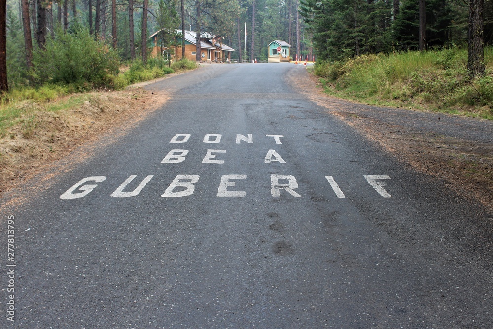 Obraz premium Road surface marking at the entrance to Winchester Lake State Park in Idaho warns campers 
