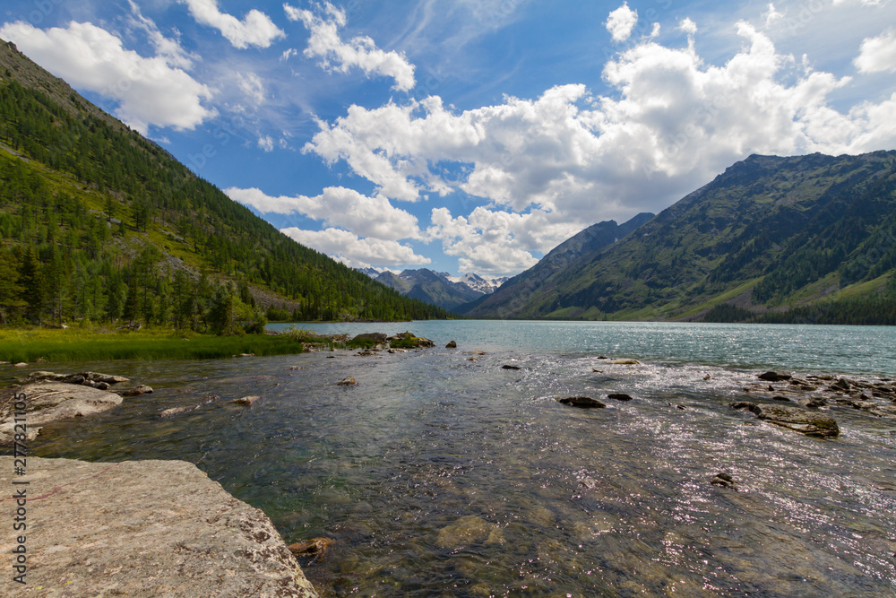 Obraz premium Multinsky averadge lake in Altai mountains. Picturesque landscape with transparent water and huge stone. Summer time.