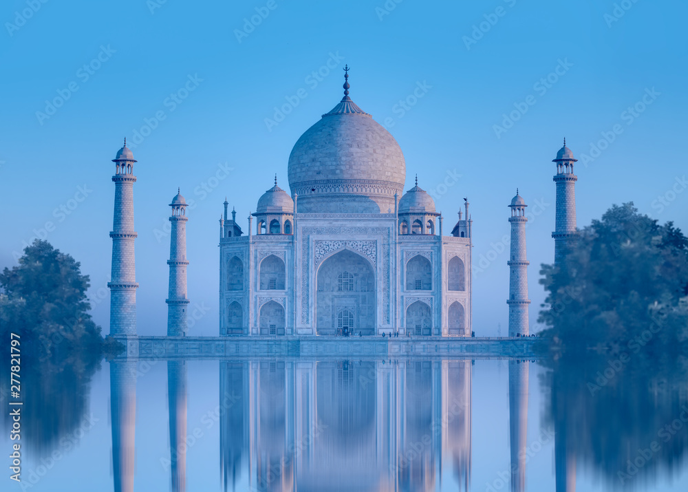Obraz premium Taj Mahal mausoleum - Agra, Uttar Pradesh, India