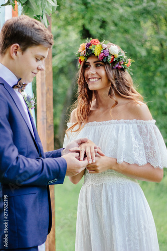 Rings on finger of groom an...