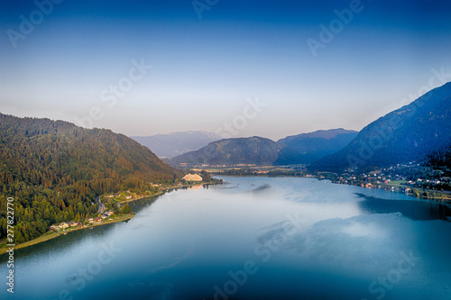 Fototapeta Naklejka Na Ścianę i Meble -  Ossiacher See in Kärnten. Scenic summertime panorama of Lake Ossiach..