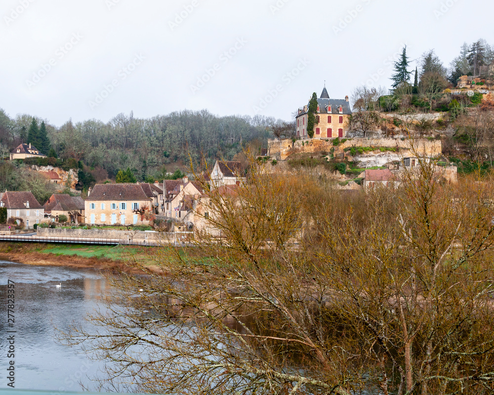 Limeuil, in the Dordogne-Périgord region in Aquitaine, France. Medieval village with typical houses perched on the hill, overlooking the confluence of the Dordogne and Vézère rivers.
