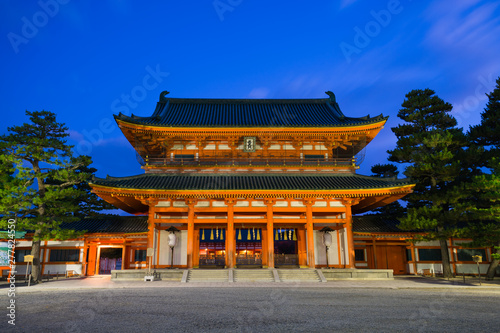 京都 平安神宮の応天門 早朝