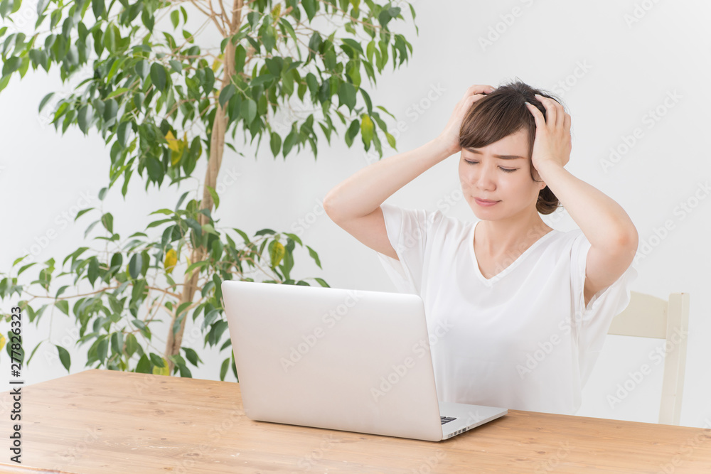 ノートパソコンで仕事する女性