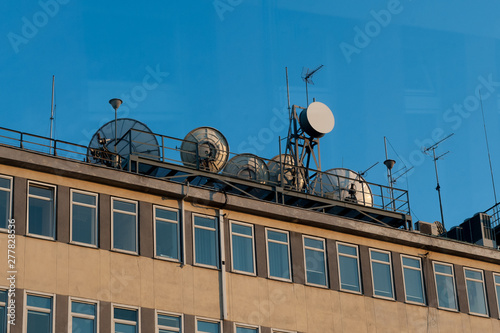 nadajniki na dachu budynku © FOTOWAWA