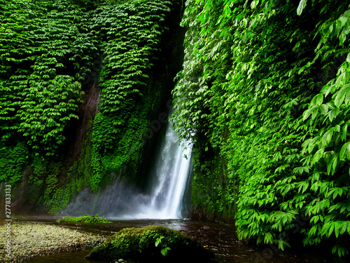 Foto munduk waterfall in the middle of the rainforest in bali-indonesia