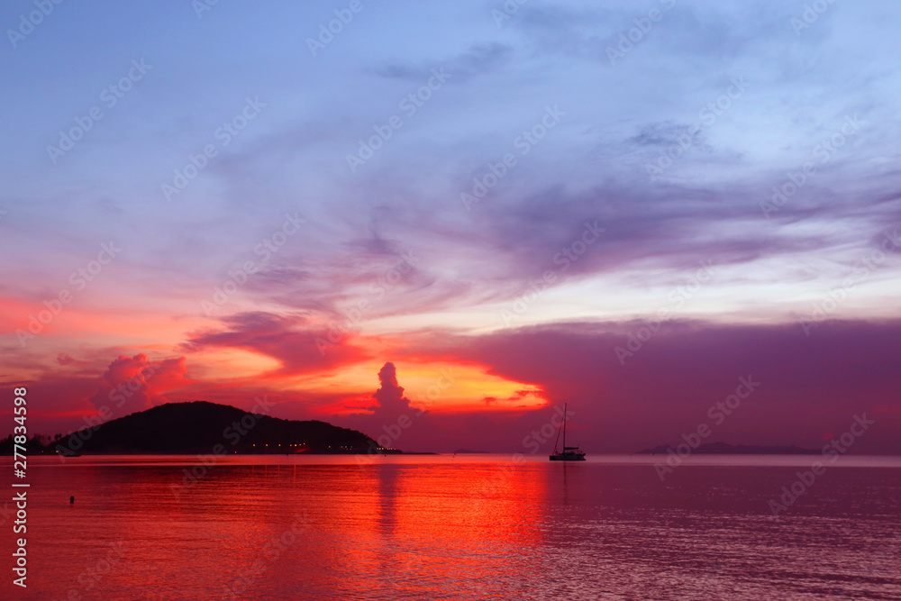 Photo background bright unusual sunset on the sea
