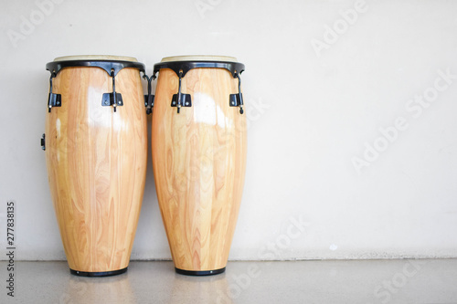 Obraz na plátně Musical Conga on the wall background