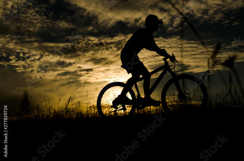 cyclist silhouette at sunset, bicycle © Никита Богачев
