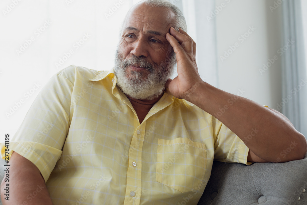 Obraz premium Man sitting on couch
