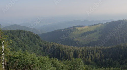 Trekking in the Carpathians, Hike to the border between Ukraine and Romania from Pop Ivan Marmarassky to Pop Ivan Chernogorsky. © Игорь Глущенко