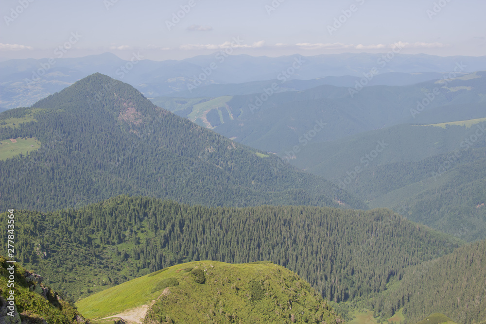Obraz premium Trekking in the Carpathians, Hike to the border between Ukraine and Romania from Pop Ivan Marmarassky to Pop Ivan Chernogorsky.