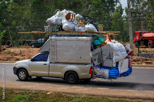 Transporter  mit viel Ladung auf einer Straße in Thailand