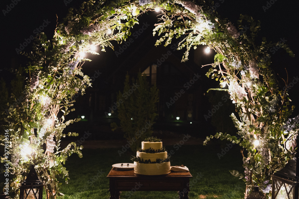 Foto Stylish modern wedding cake