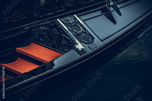 Dettaglio di gondola con decorazioni artistiche floreali