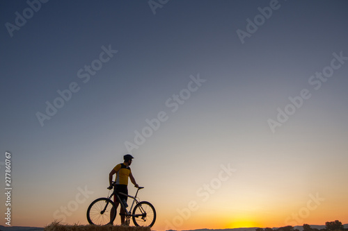 Man with mountain bike and yellow shirt