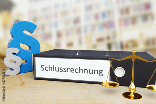 Schlussrechnung – Recht/Gesetz. Ordner auf Schreibtisch mit Beschriftung neben Paragraf und Waage. Anwalt