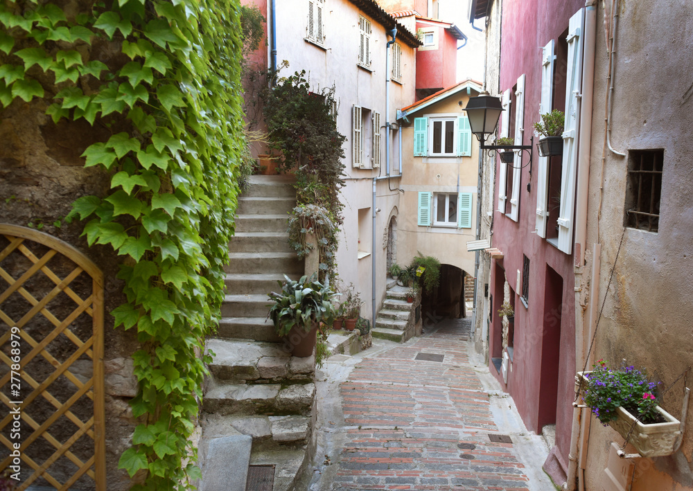 Fototapeta premium Średniowieczna wioska w Roquebrune-Cap-Martin, Prowansja-Alpy-Lazurowe Wybrzeże, Francja. Lazurowe Wybrzeże Riwiery Francuskiej.