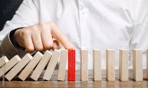 Konstfotografi Businessman stops domino falling