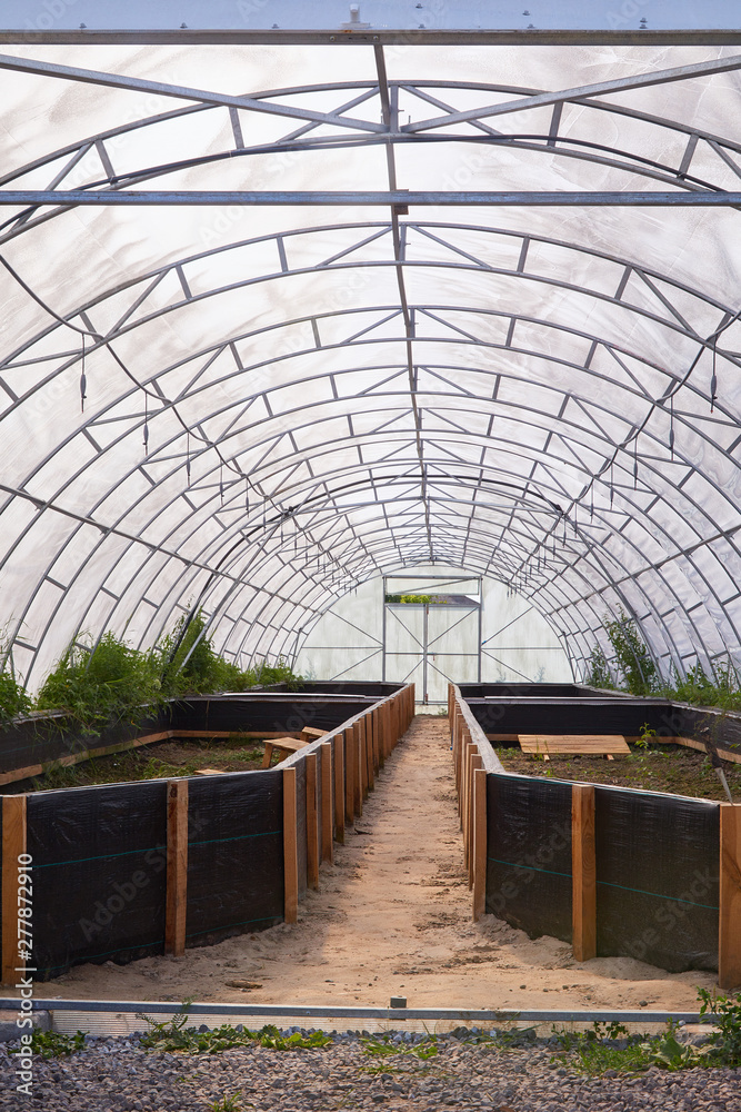 Snail Greenhouse, Lawn water sprinklers for spraying water over plants